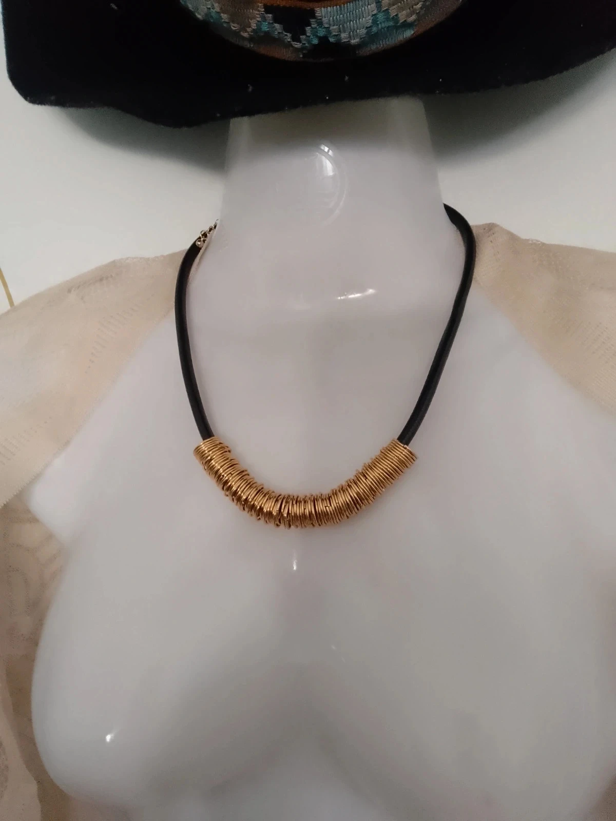 Collier noir et or